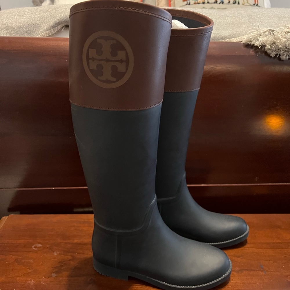 Tory Burch Navy/Almond classic rain boot. Size 7. Worn once.